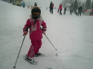 Юная горнолыжница